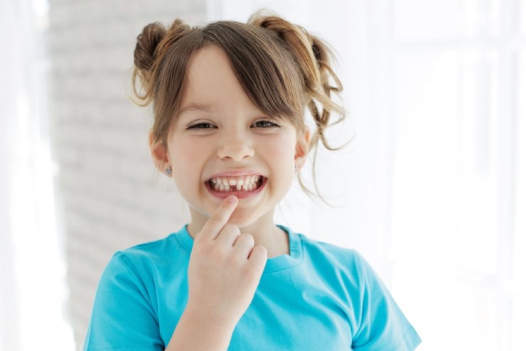 A young girl who lost a tooth